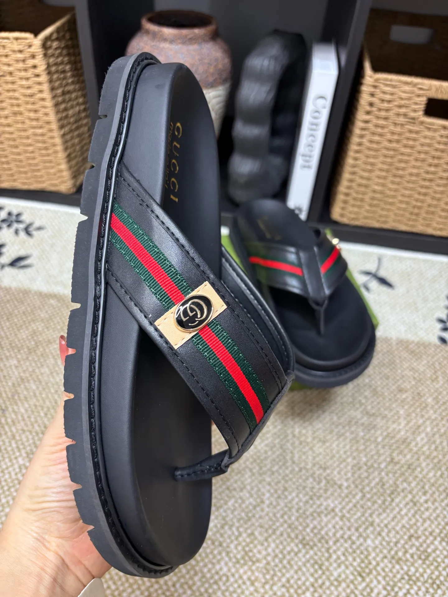 Factory 💰 300 yuan Gucci slippers] high-end men's shoes brand official website 1:1 latest masterpiece: original mold customization, the fabric is made of imported original materials, upgraded outsole, lighter and non-slip. The market's top quality, simple yet tasteful, a must-have for fashionistas, fashionable at your feet, full of confidence, the same style at the counter 👍The season of summer slippers is here. Code: 38-45 (45 customized)